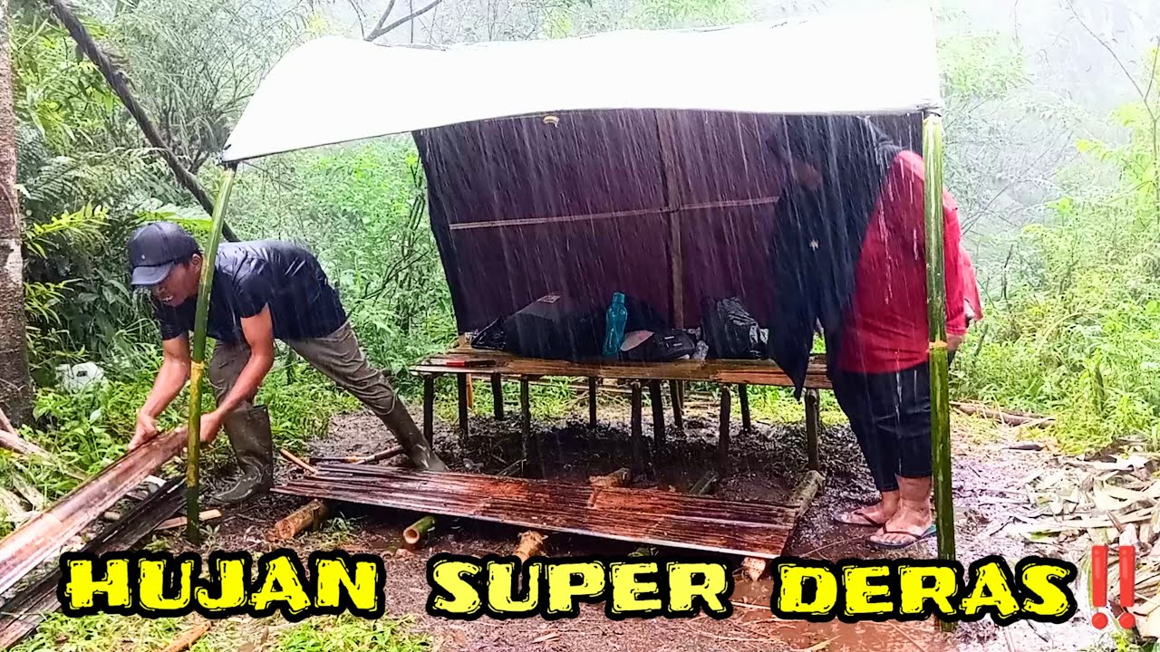 CAMPING HUJAN DERAS-MEMBANGUN SHELTER SAAT HUJAN UNTUK BERMALAM DI HUTAN-ASMR-RAIN