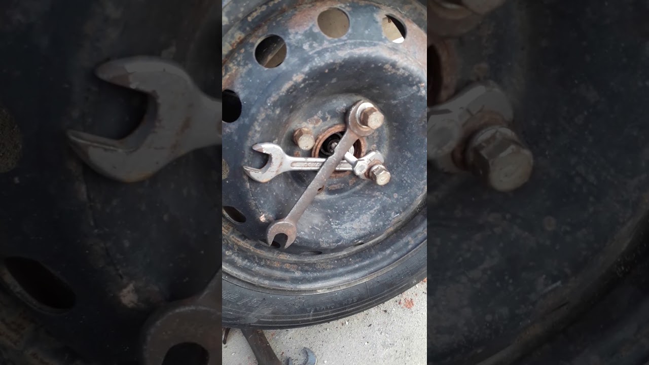 Tirando tambor da roda traseira para trocar as sapatas de freio