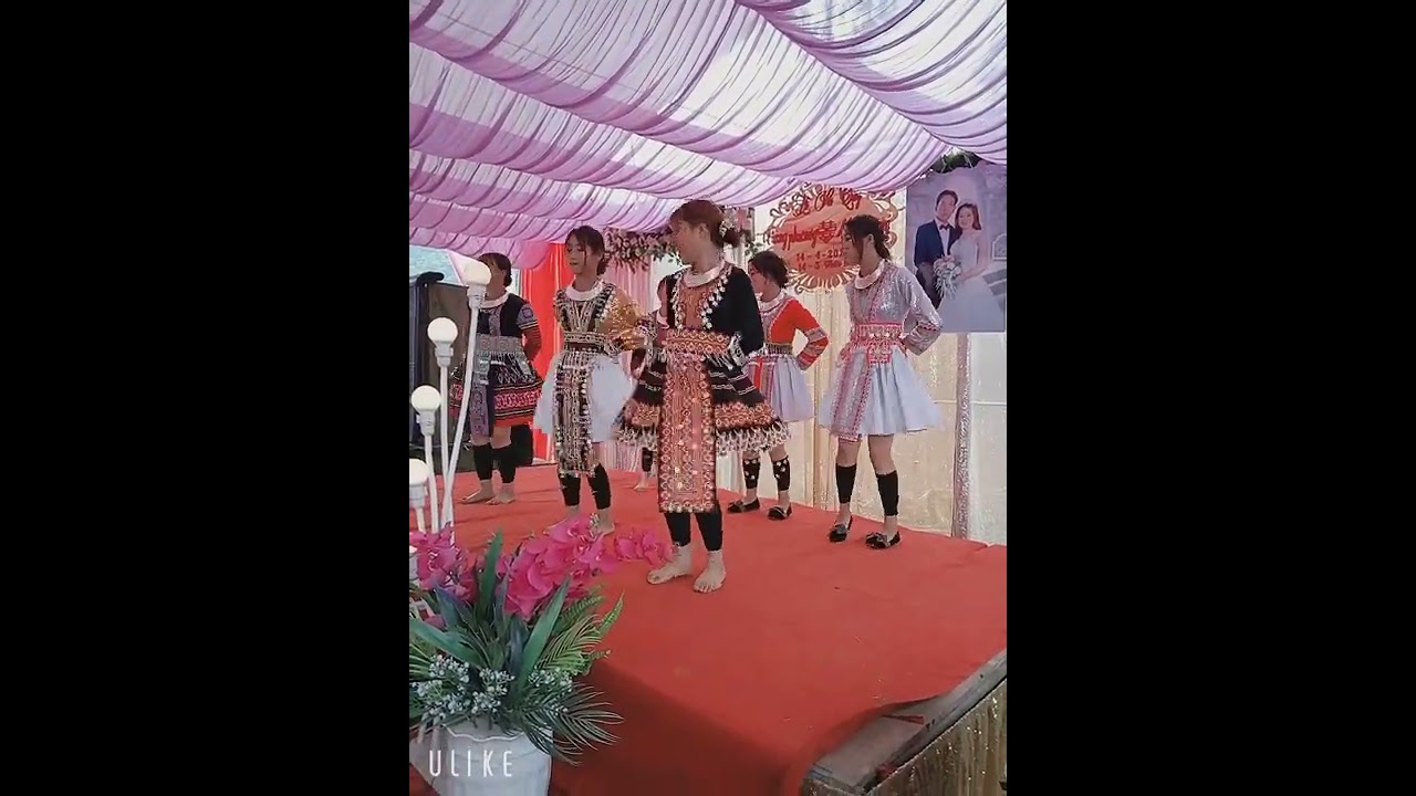 các em gái trong bản