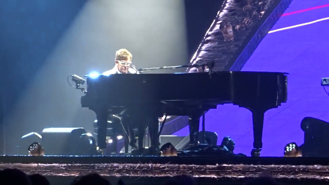 ELTON JOHN @parisladefense_arena  : 
