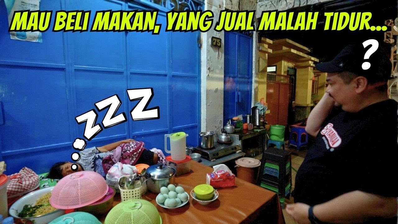 IBU PENJUAL RAWON INI SAMPE KETIDURAN NUNGGUIN PEMBELI…