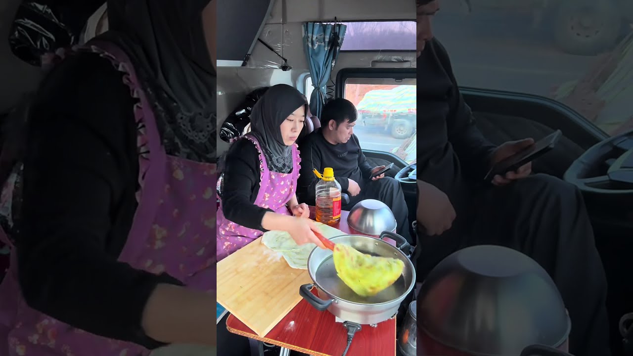 The wife does the cooking, and the husband drives the truck | Vợ thì nấu ăn, chồng thì lái xe tải