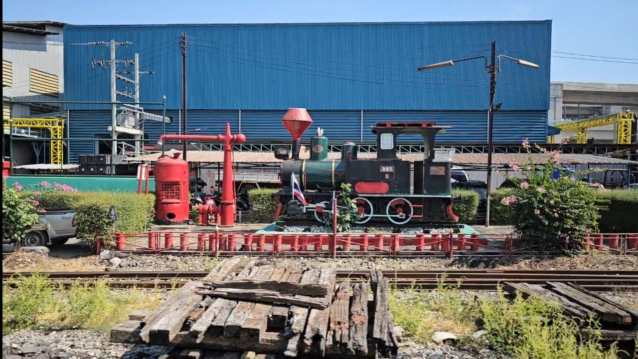 Train Ride In Bangkok With Interesting Railway Findings: Daveport Locomotives, Steam Engines...🚂🇹🇭