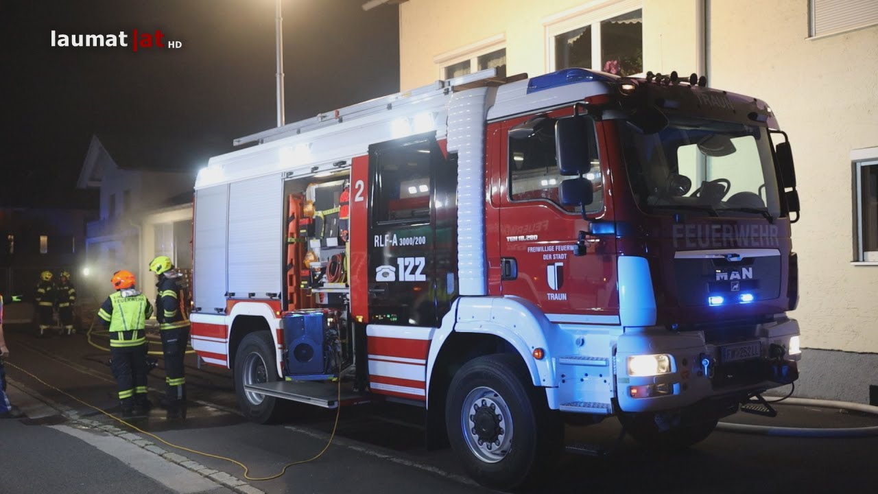 Brand in einer Firmenhalle in Traun