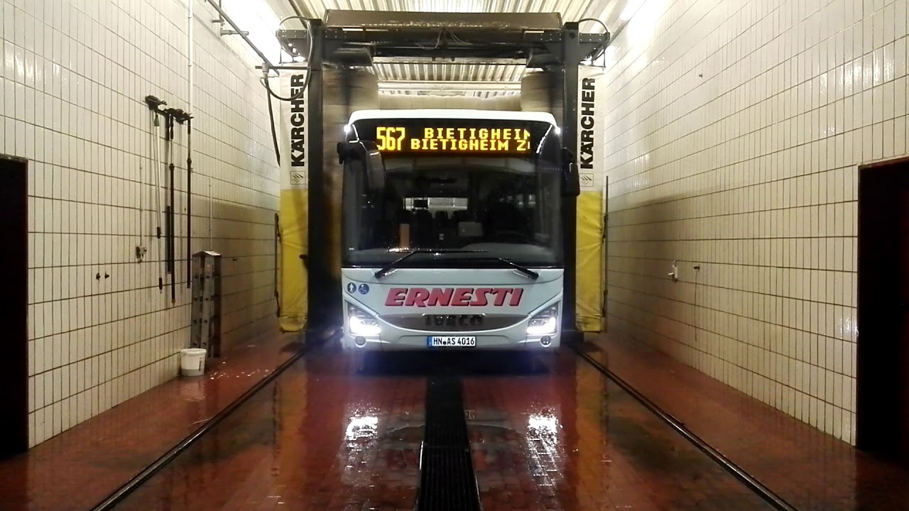 (Betriebshof) Der Iveco Crosway LE (HN 4016) in der Waschanlage