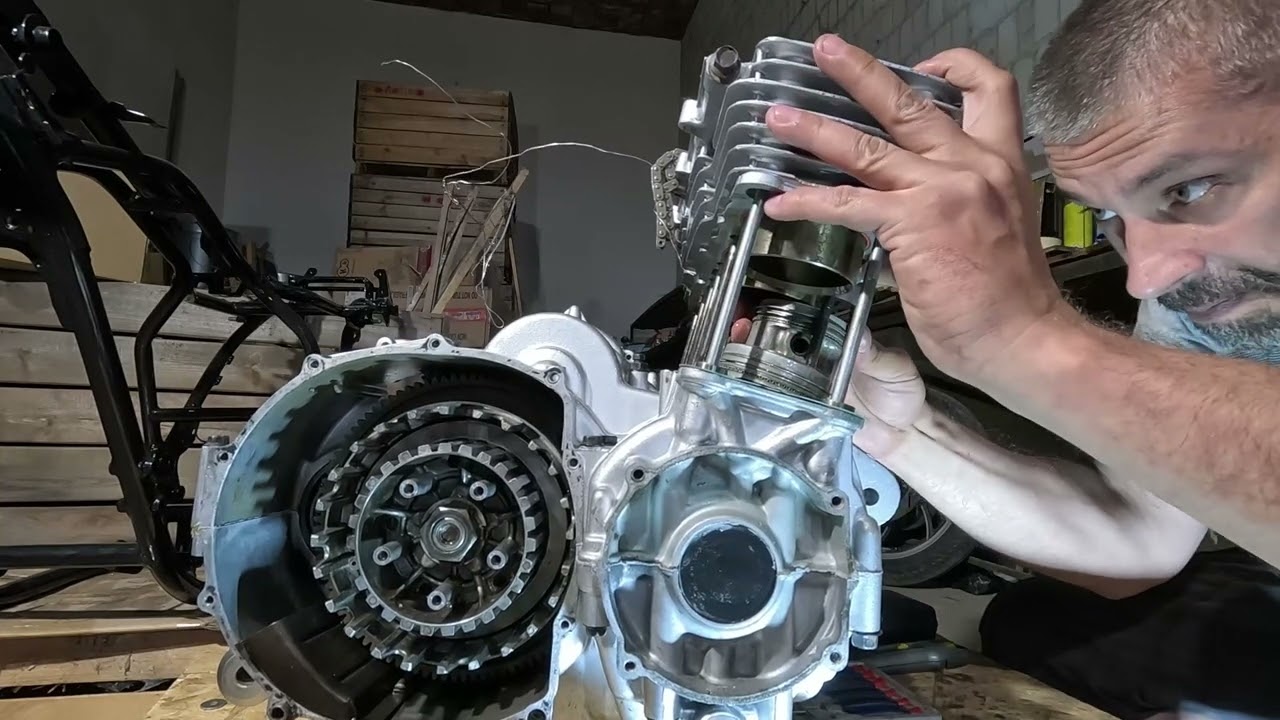 Składanie silnika Yamaha XJ 750 – Część 3 | Pompa oleju, tłoki, cylinder i głowica