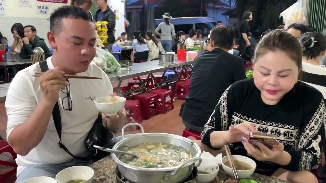 Lê Giang Minh Dũng ăn lẩu gà lá é xong ra chợ đêm đà lạt mua tiếp kem bơ và bắp nướng no ứ hự