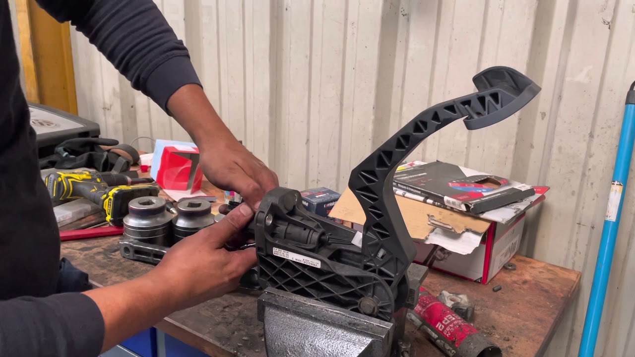 CHANGER UN ÉMETTEUR ET RÉCEPTEUR  D’EMBRAYAGE SUR VW PASSAT - POLO 5 - GOLF 5