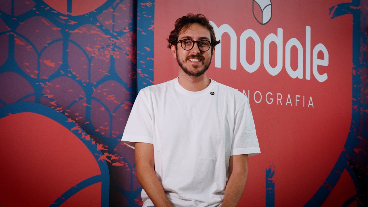 Como decisões estratégicas moldam um projeto complexo?