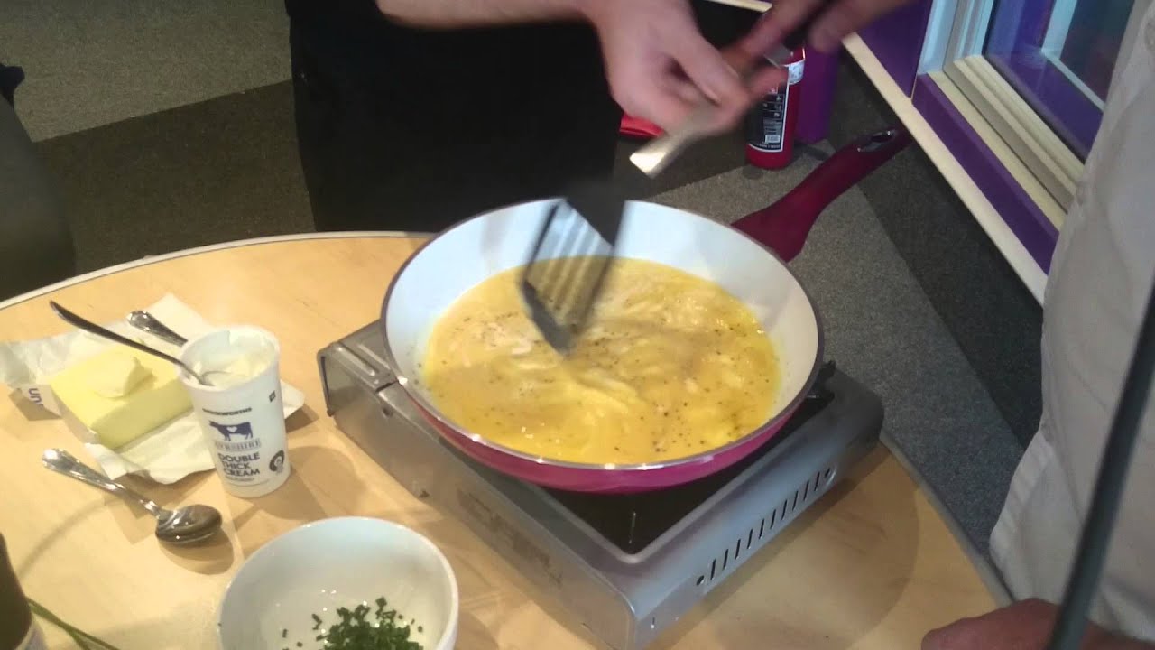 Michelin Star award winning chef, Jan Hendrik teaches Rian how to make the perfect omelette