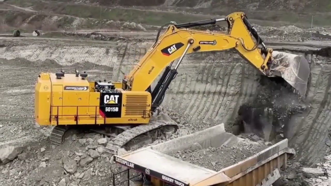 Excavator Caterpillar loading to heavy duty 