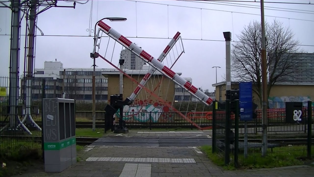 Spoorwegovergang Vlaardingen Centrum // Dutch railroad crossing