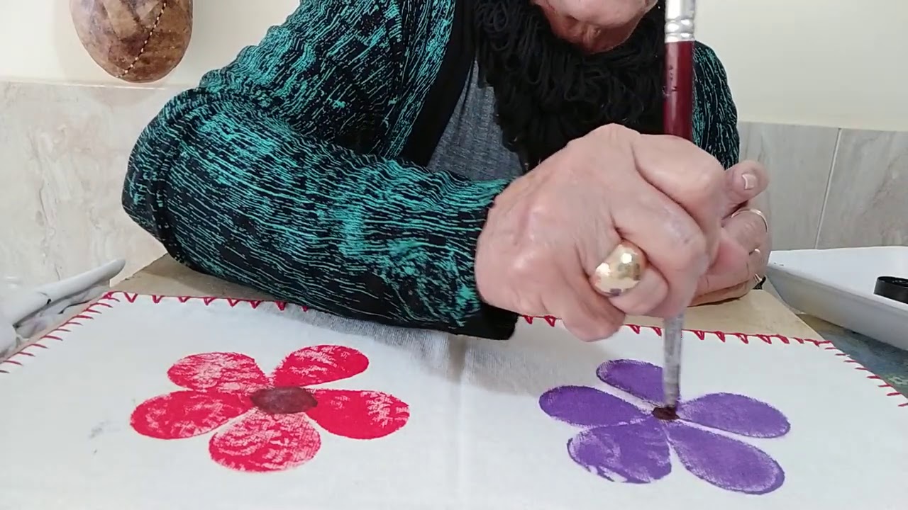 Pintando flores com tampa de creme.
