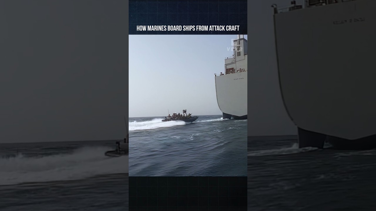Как морпехи поднимаются на корабли с боевых лодок