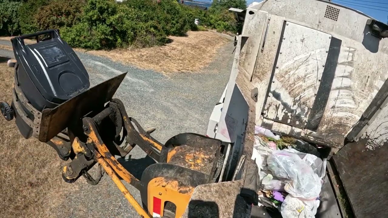 Split Body MRU Labrie Automizer Garbage Truck Hopper Video - The Second Angle