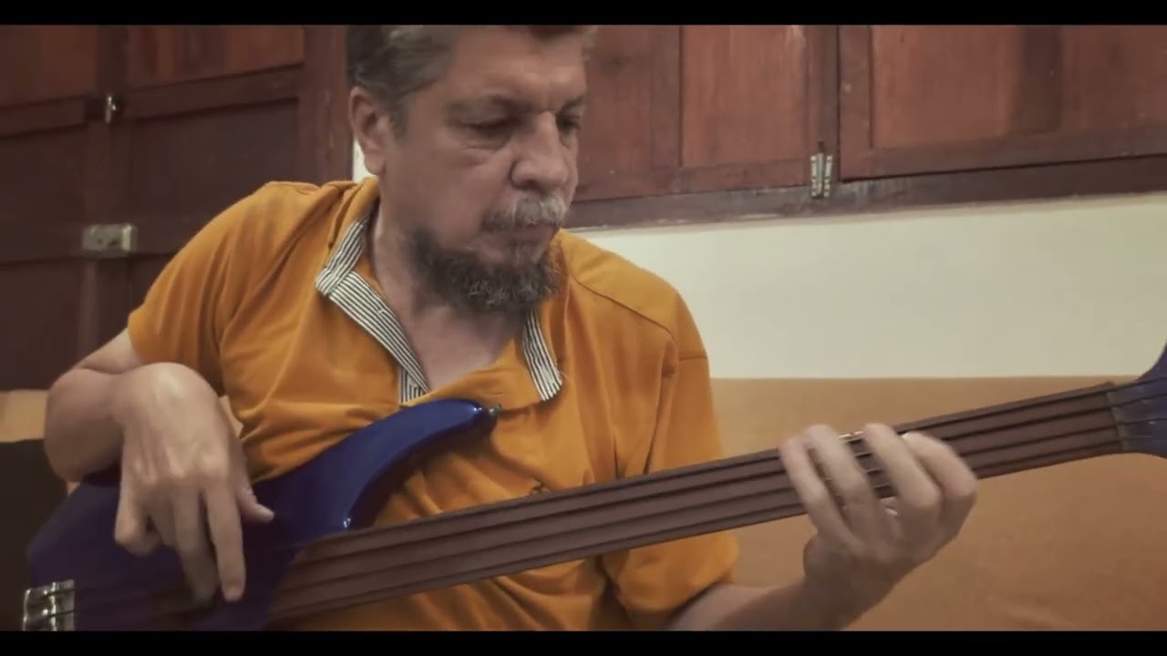 Construí mi  bajo.  The Rippingtons Bass Cover | a handmade bass (Nylon Strings)