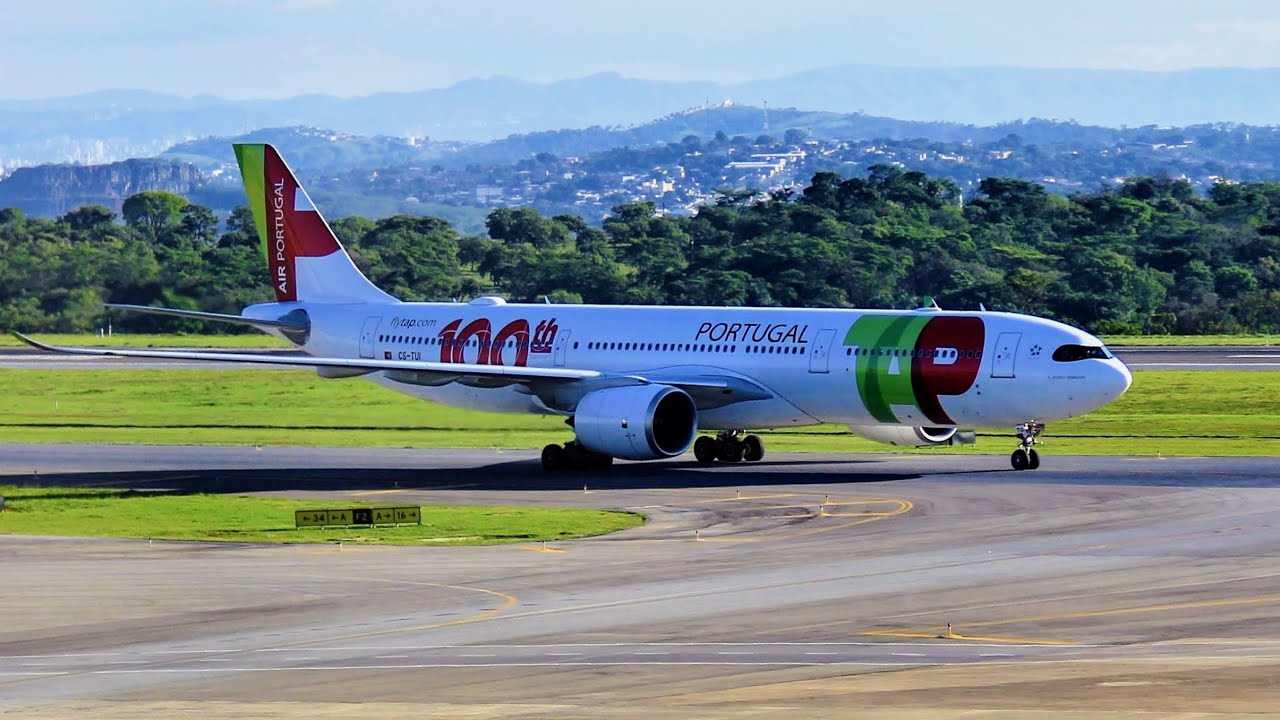 Aeronave da Portuguesa TAP, taxiando e decolando em Confins