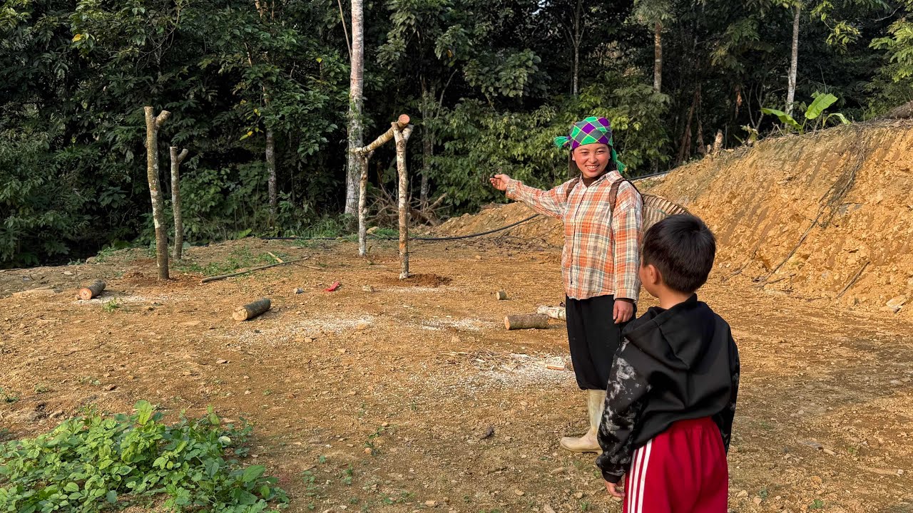 Linda, a single mother, begins building a small house in her dream garden.
