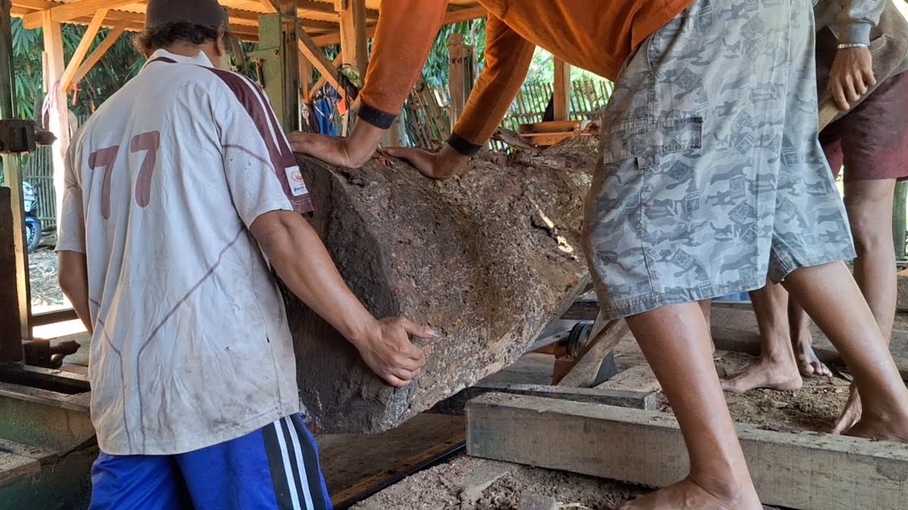 Flipping,pushing, jumbo logs produce beautiful planks 