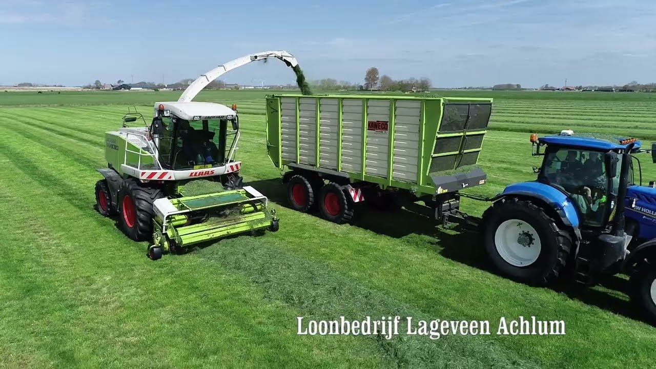 Loonbedrijf Lageveen Achlum aan het gras hakselen, bij melkveebedrijf Goodijk in Harlingen
