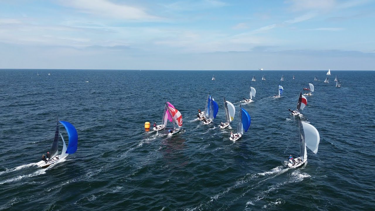 505 Eurocup Warnemünder Woche 2025 - 2. Tag 1. Wettfahrt: Jollen gleiten unter Spinnaker ins Ziel