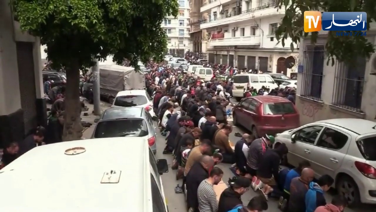 مشهدّ تقشعر له الأبدان.. المتظاهرون يصلّون صلاة الجمعة قبل الإنطلاق للمسيرة