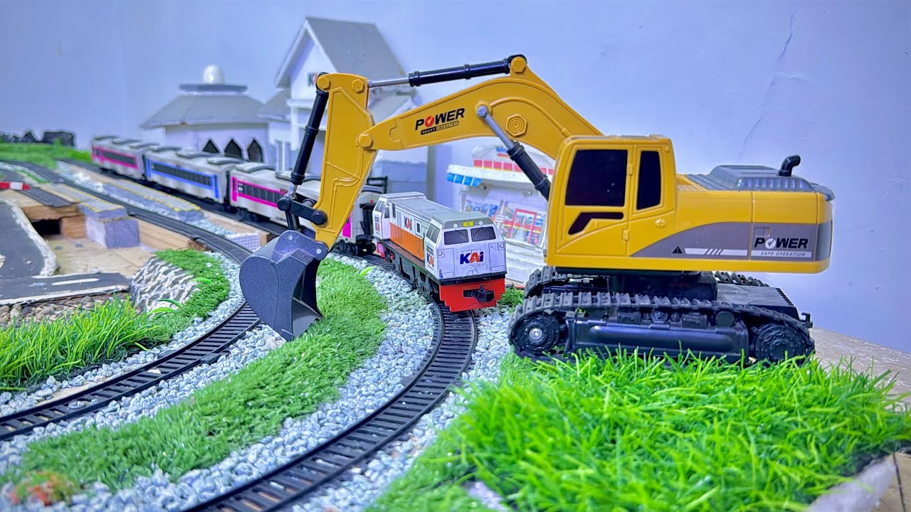 MENJALANKAN KERETA API CC206 MELEWATI TEROWONGAN EXCAVATOR.