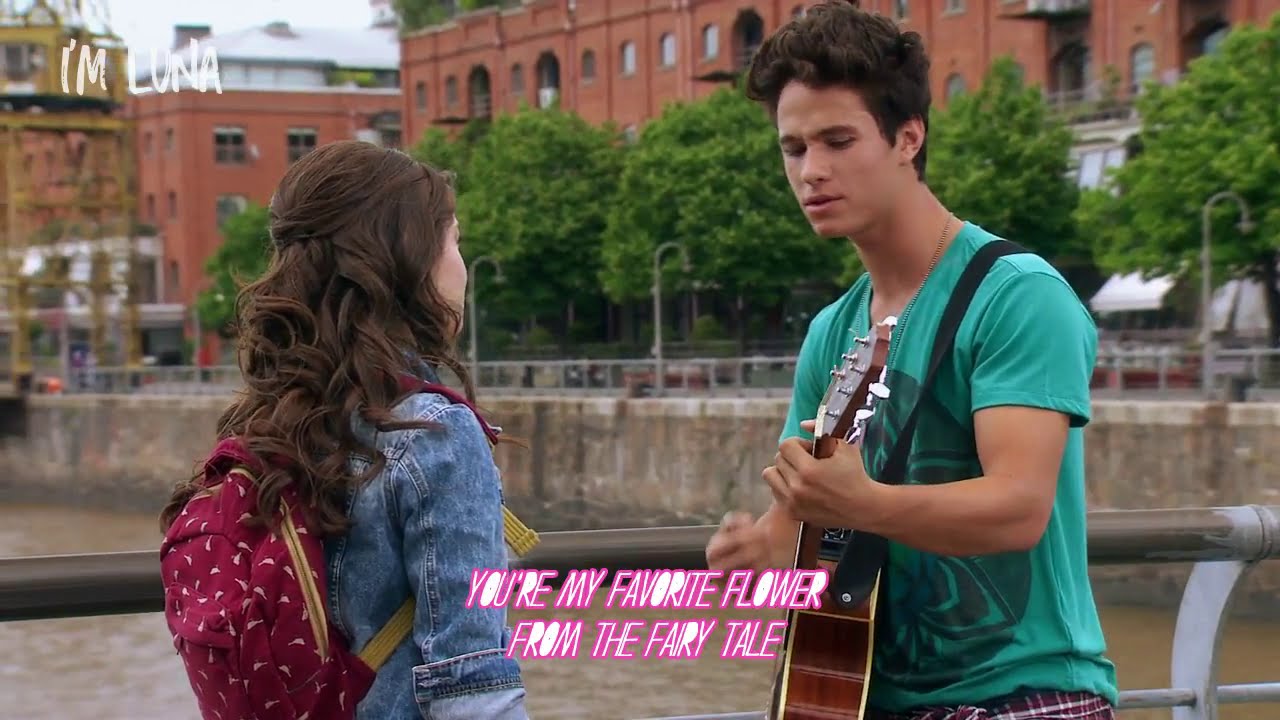 Simón sings 