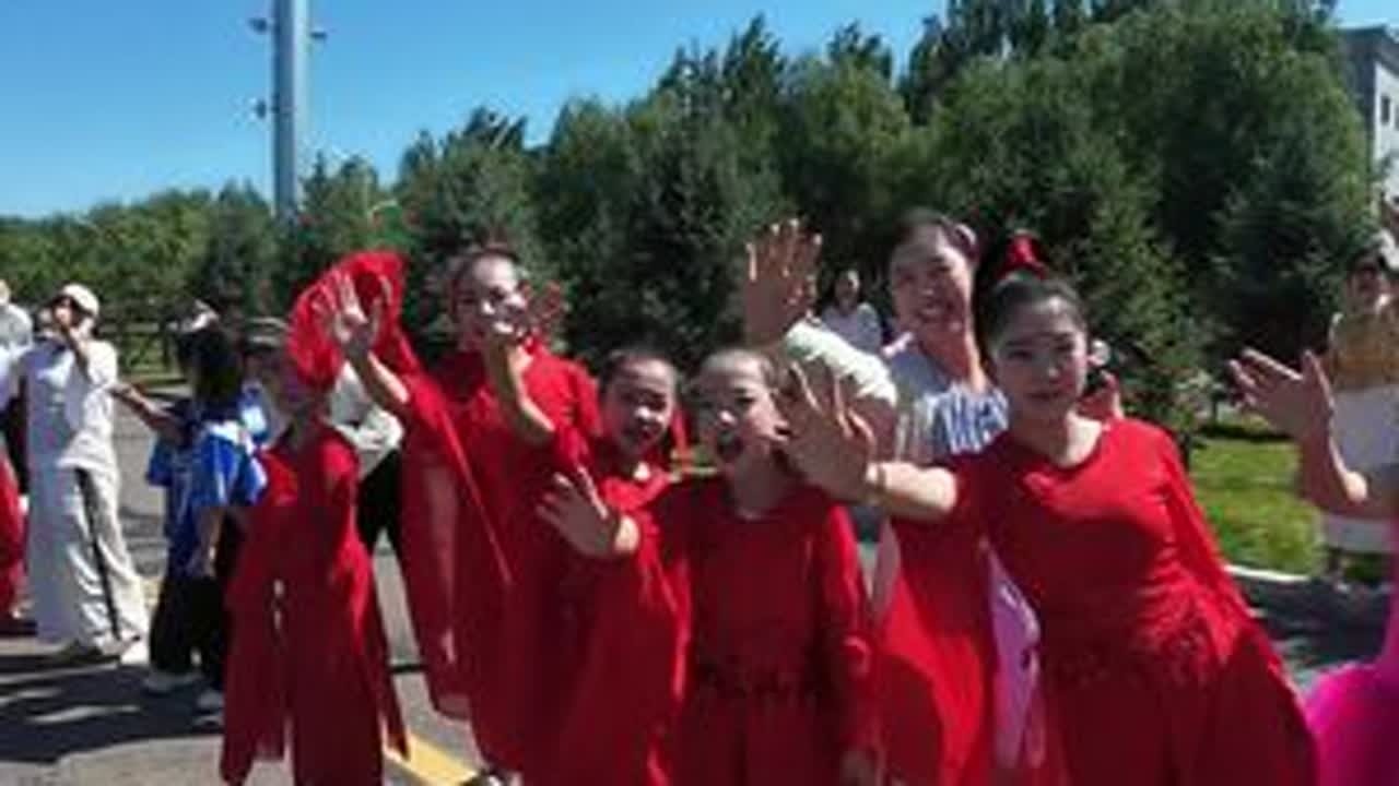 带你沉浸式体验，乐动洮南“全民健康跑”首届十公里精英赛。不吹，不黑。虽然只有十公里，但没想到赛事服务，赛事氛围特别好。虽然赛道很热，虽然起跑很晚，虽然没等到免费公交，但香瓜很香，西瓜很甜，雪糕很...