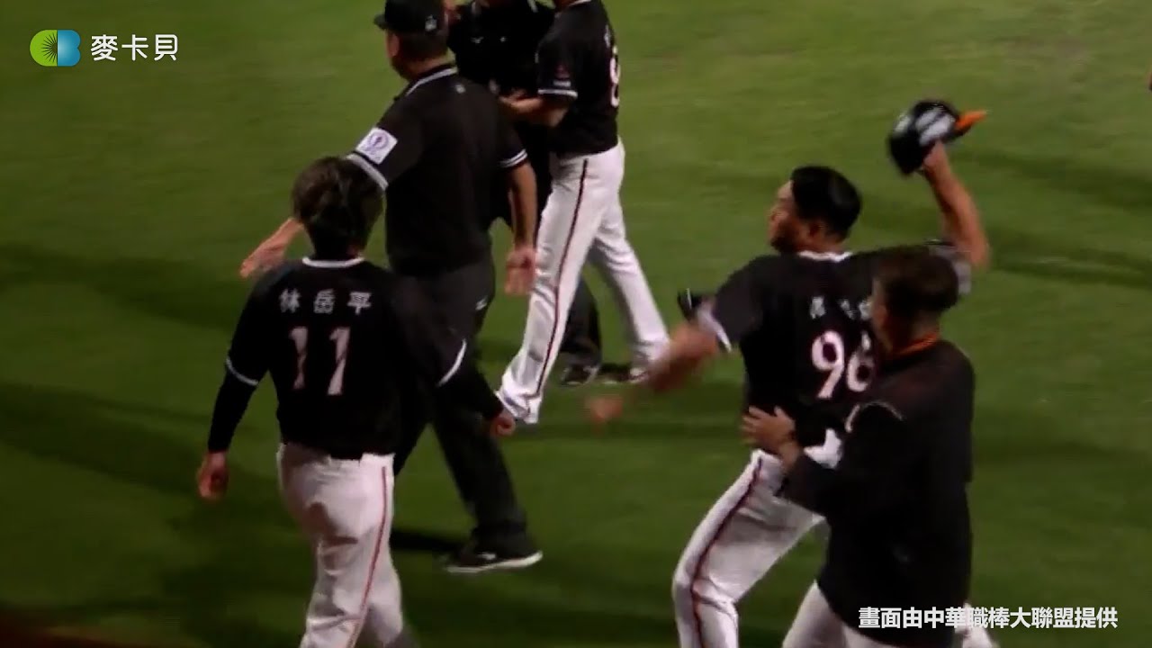 04/17 12局下本壘攻防戰，主審改判出局，餅總不滿判決遭驅逐出場