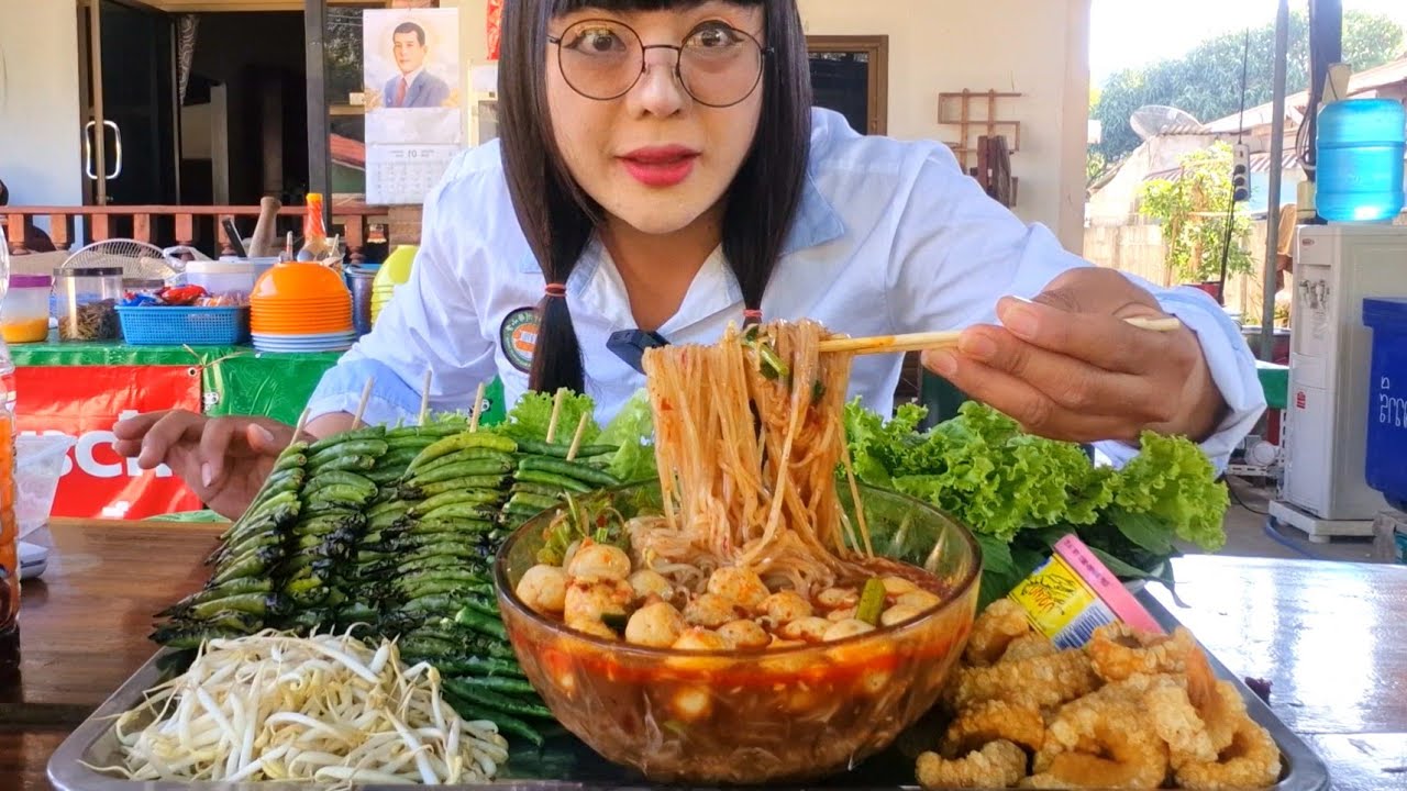 ก๋วยเตี๋ยวน้ำตกหมู ปรุงรสเผ็ดๆเปรี้ยวหวาน แกล้มแคปหมูพริกจี่