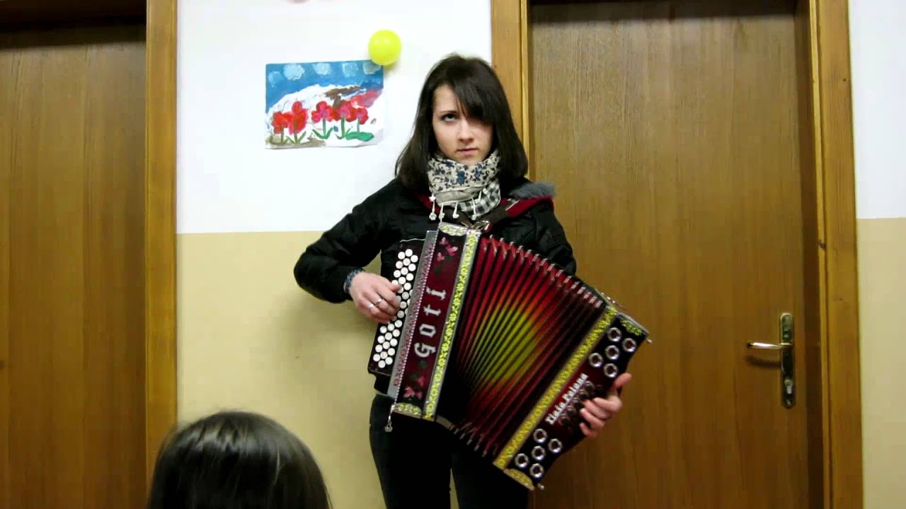 Tjaša Polona s harmoniko...