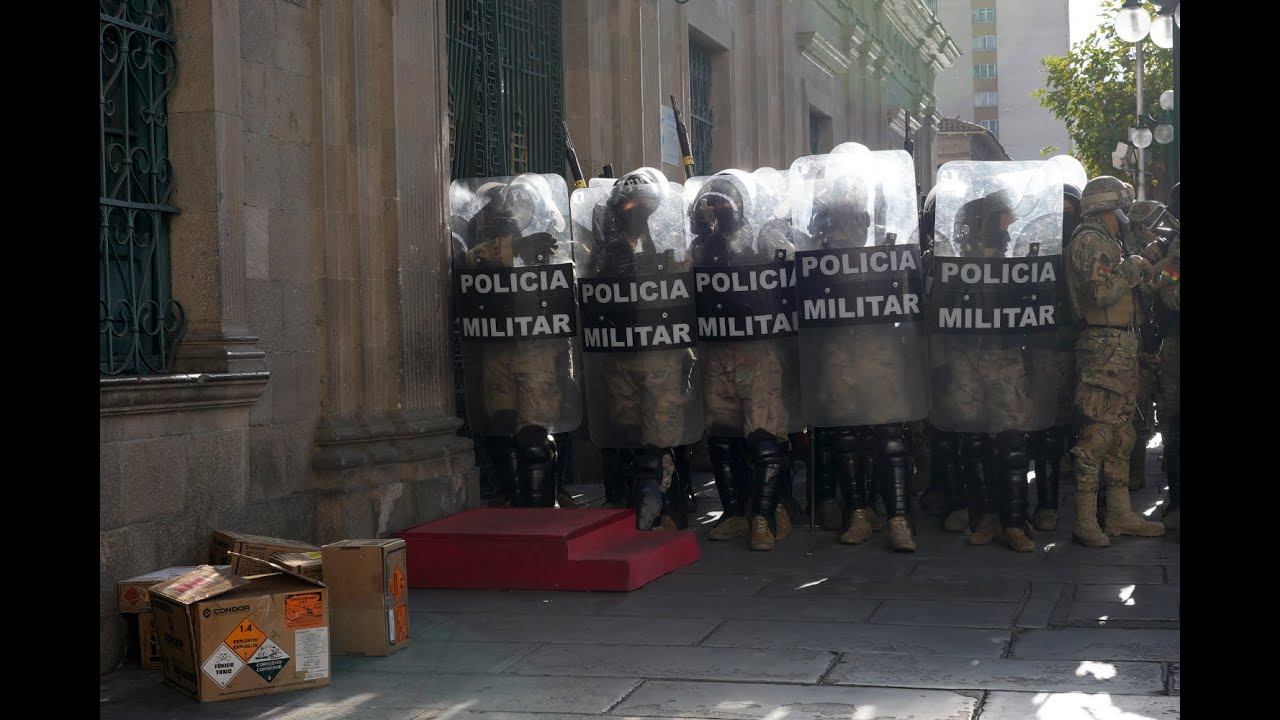 Militares bolivianos en la puerta del Palacio Presidencial en la Plaza Murillo.