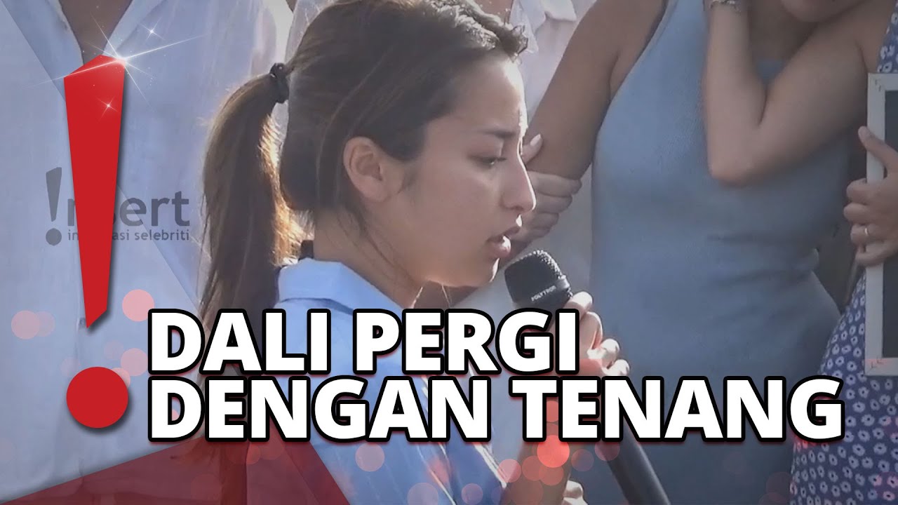 Tegarnya Jennifer Coppen Larung Abu Dali Wassink di Pantai Bali