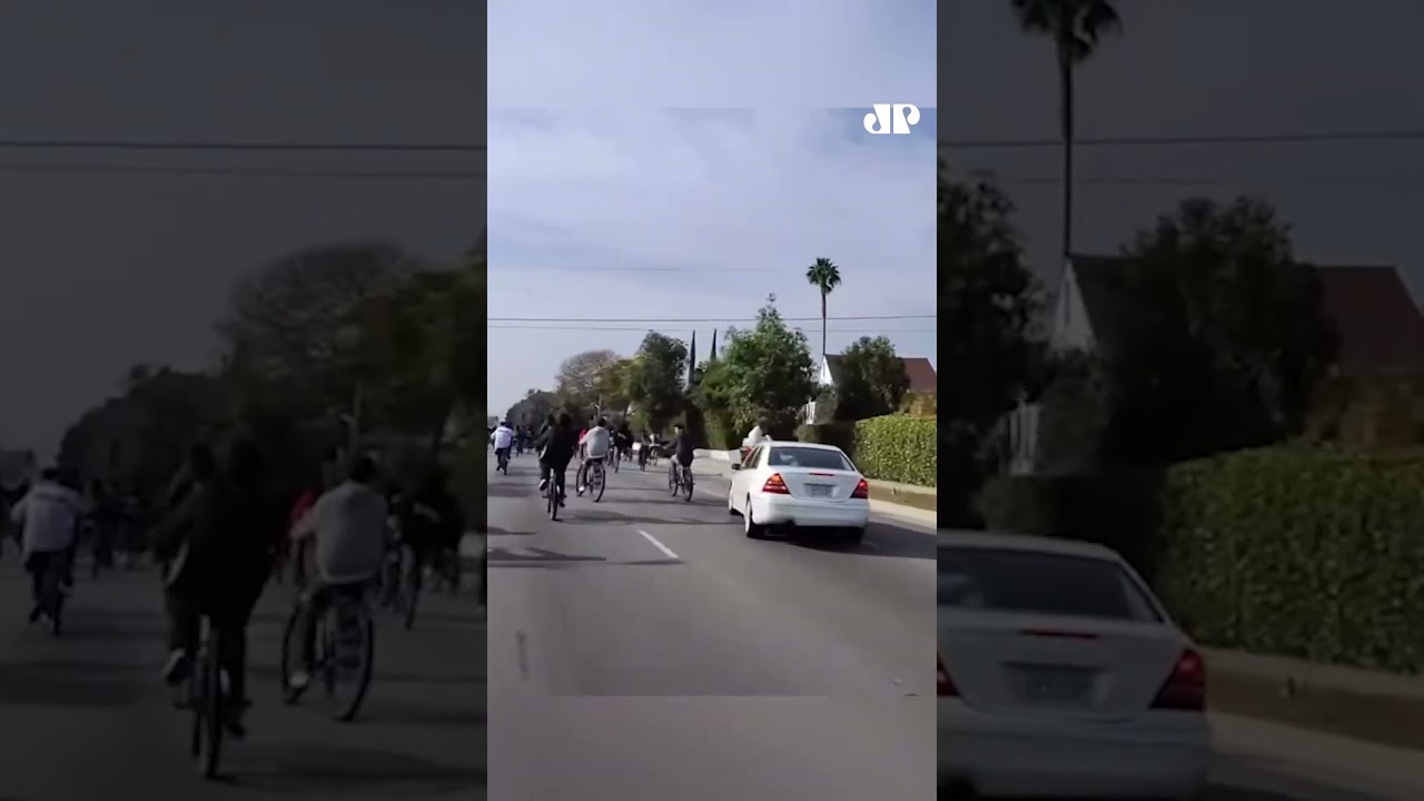 Motorista quase atropela diversos ciclistas nos EUA #shorts