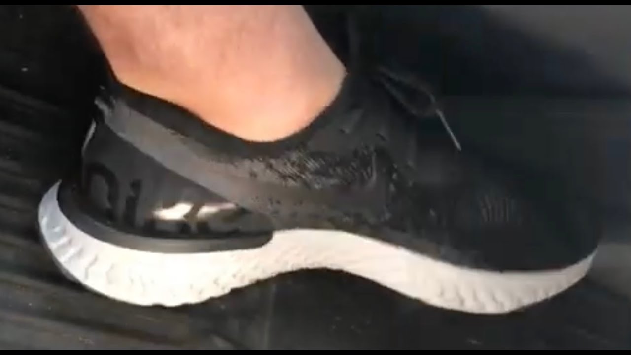 Sockless Wearing Of Nike Epic React Flyknit Running Shoes And Barefoot Drive