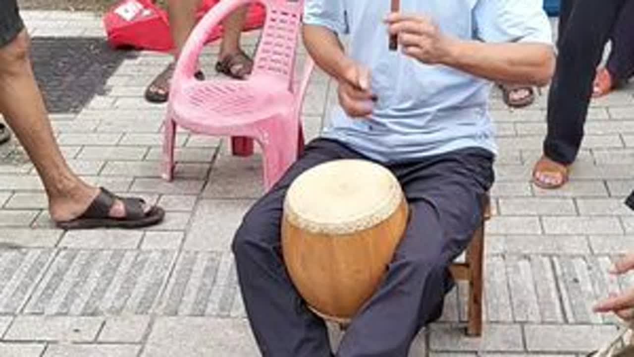 今天刘磊来到我们万福展示一下民族乐器演奏 ，由刘磊师父吹，喜欢我们的锣鼓唢呐请点点关注，和评论