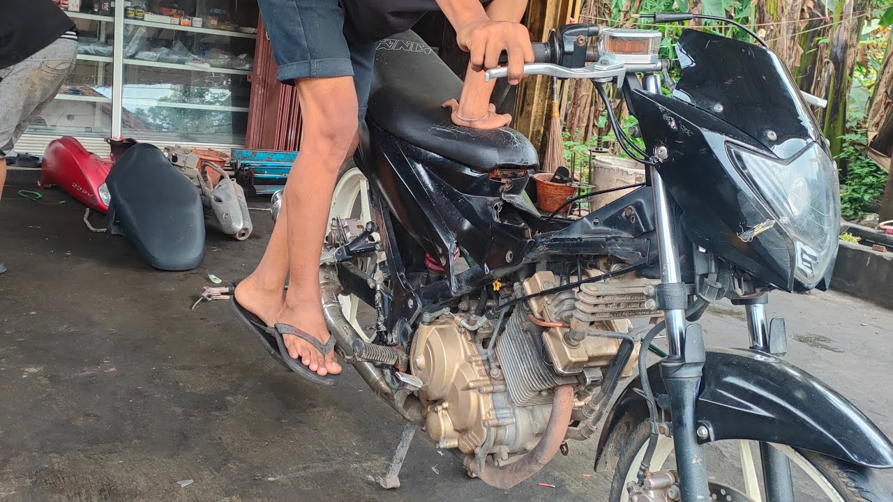 Satria Fu di engkol macet