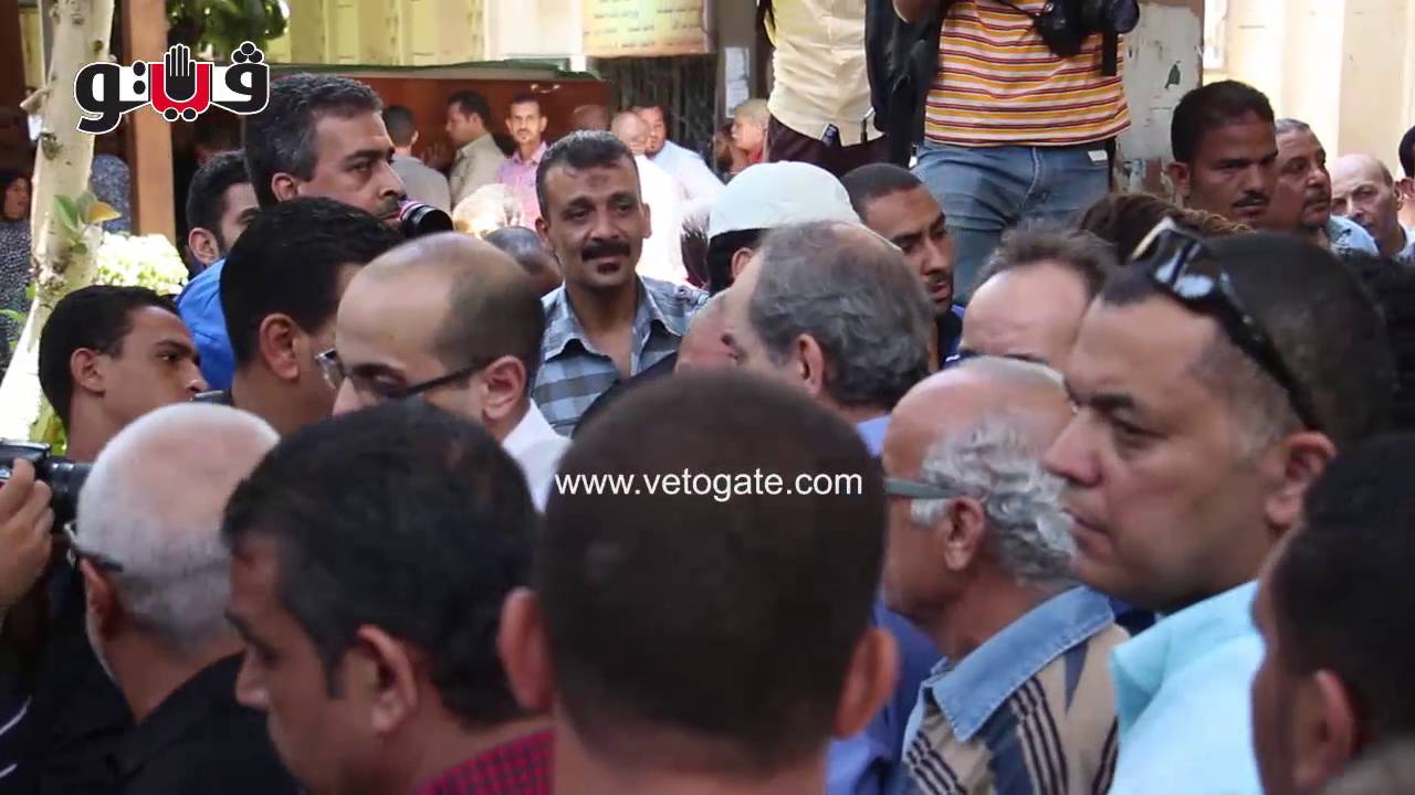 هشام سليم يرافق نجل عمه الكفيف خلال الجنازة