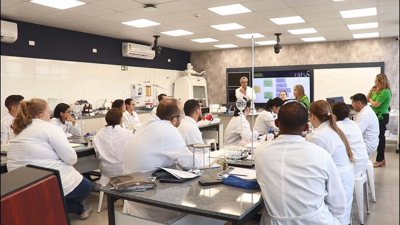 Química EAD inova com práticas em laboratório