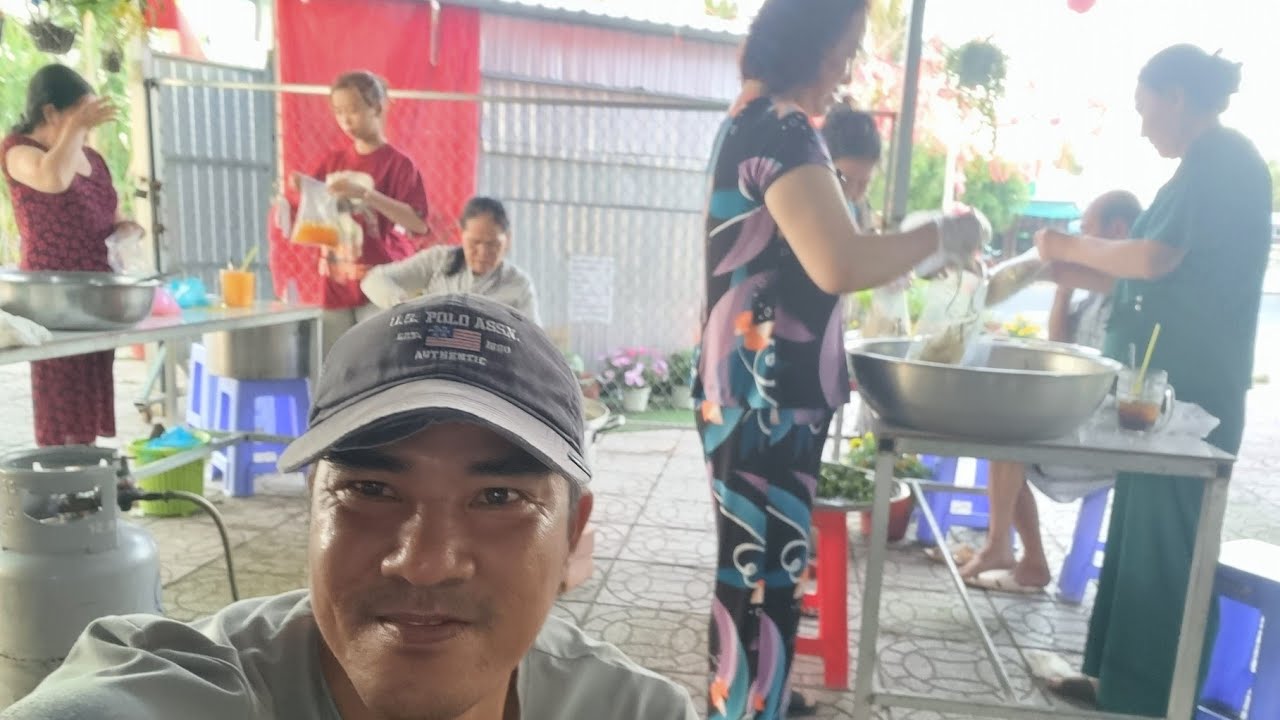 Hôm nay gia đình của mẹ năm với mấy cô dì Có nấu bún tương thị nguyện như sau
