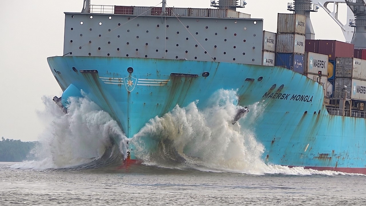 High-Speed Container Ship Takes on a Dangerous River Bend | Shipspotting 4K