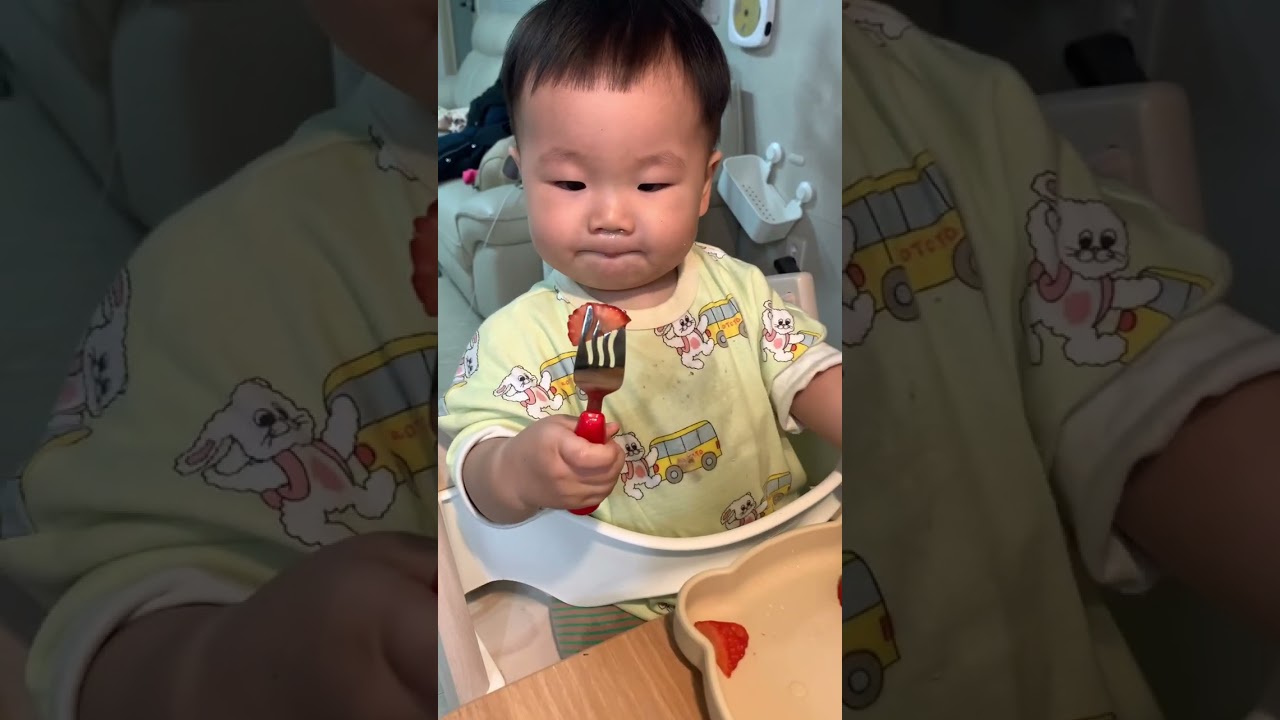 딸기 좋아하는 아기 일상