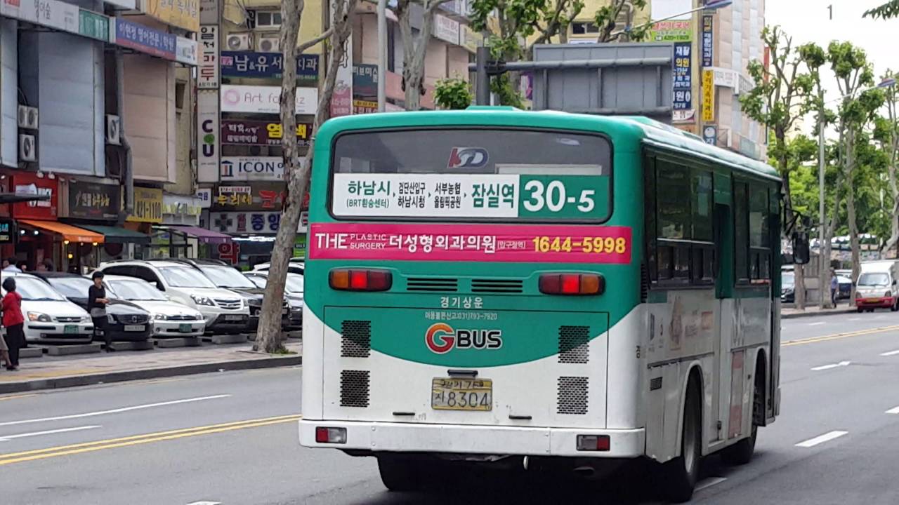 Another Daewoo bus departing at downtown Seoul
