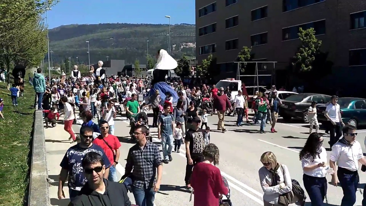 Pasacalles Gigantes Buztintxuri Tolosa Burlada y Puente la Reina