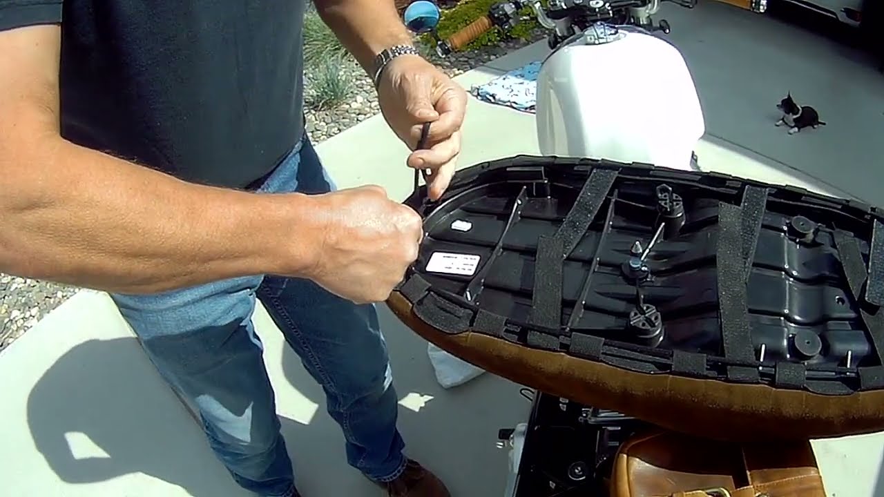 🇬🇧 Royal Enfield Continental GT Interceptor 650 Raw and Rugged Seat Cover and Side bag install