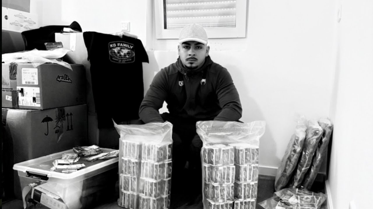 AZO - DIE GANZE STADT IST AM DURCHDREHEN (prod. von Brooks)