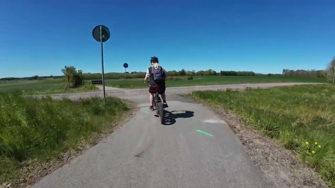SAJ - banan med cykel p&aring; banvallen fr&aring;n Varnhem - till Axvall