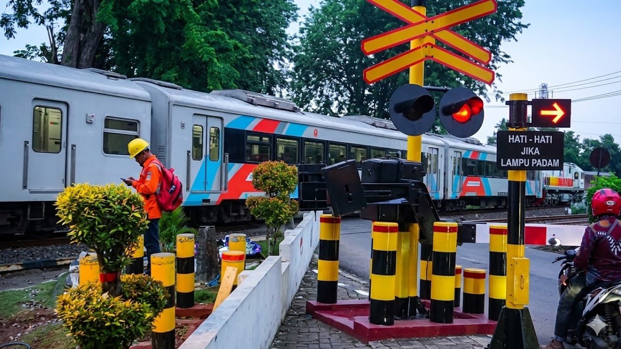 Detik-detik Palang Pintu JPL 200 Krucuk Menutup di Tengah Arus Lalu Lintas Cirebon yang Gila ‼️ 🚂🚂 