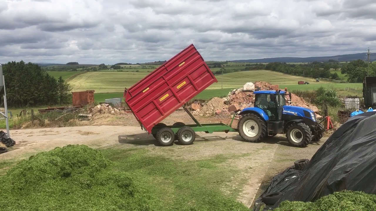 John Deere 7530 on the clamp. Silage 2020